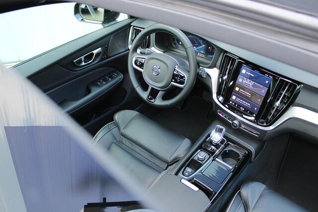 Volvo V60 T6 Automaat Plug-in hybrid AWD Plus Dark | 360° camera | Sunroof | Premium audio by Harman Kardon | Semi- Elektrische Trekhaak | Verwarmbare Voor- en achterstoelen + Stuurwiel | Verwarmbare Voorruit