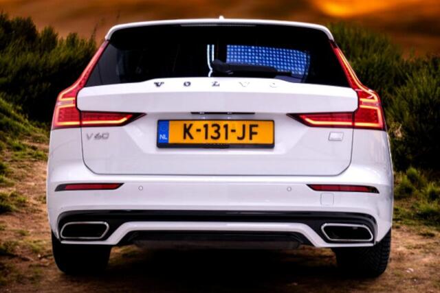 Volvo V60 2.0 T8 AWD 287kW/390pk Aut8 Recharge R-Design ADAPT.CRUISE + NAVI SENSUS + BLIS+ LANE ASSIST + MEMORY STOEL + KEYLESS ENTRY&GO + SPORTSTOELEN + LEDER/GAASSTOF + STANDKACHEL + ON-CALL + PARKSENSOREN + 18" LM-VELGEN!!