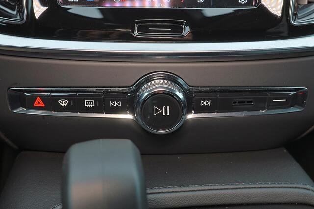 Volvo V60 T6 Recharge AWD Plus Dark - IntelliSafe Assist & Surround - 360º Camera - Harman/Kardon audio - Adaptieve LED koplampen - Verwarmde voorstoelen, stuur & achterbank - Parkeersensoren voor & achter - Elektr. bedienb. voorstoelen met geheugen - Extra getint 