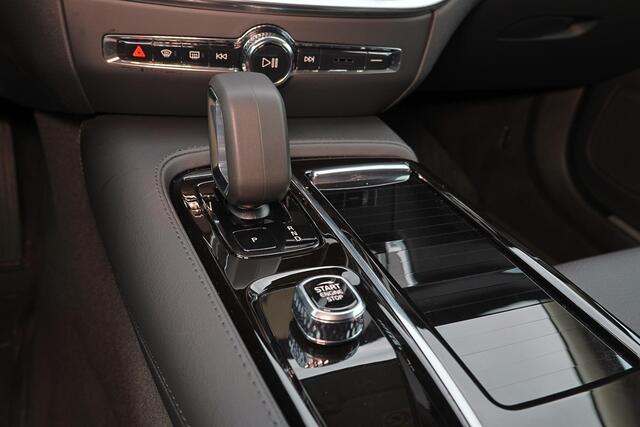 Volvo V60 T6 Recharge AWD Plus Dark - IntelliSafe Assist & Surround - 360º Camera - Harman/Kardon audio - Adaptieve LED koplampen - Verwarmde voorstoelen, stuur & achterbank - Parkeersensoren voor & achter - Elektr. bedienb. voorstoelen met geheugen - Extra getint 