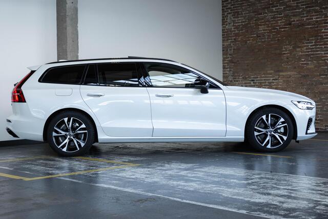 Volvo V60 T6 Automaat Plug-in hybrid AWD Ultra Dark | Harman Kardon Premium Audio | Lederen bekleding | Parkeercamera | Google Infotainment | Stoelverwarming | Stuurwielverwarming | Semi-Elektrische inklapbare trekhaak