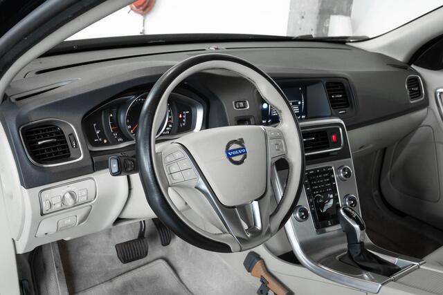 Volvo V60 T2 Automaat Nordic+ | Lederen bekleding | Afneembare trekhaak | 1e eigenaar | Parkeersensoren voor + achter | Parkeerverwarming | Dealeronderhouden | Volvo on Call |High Perfomance Audio