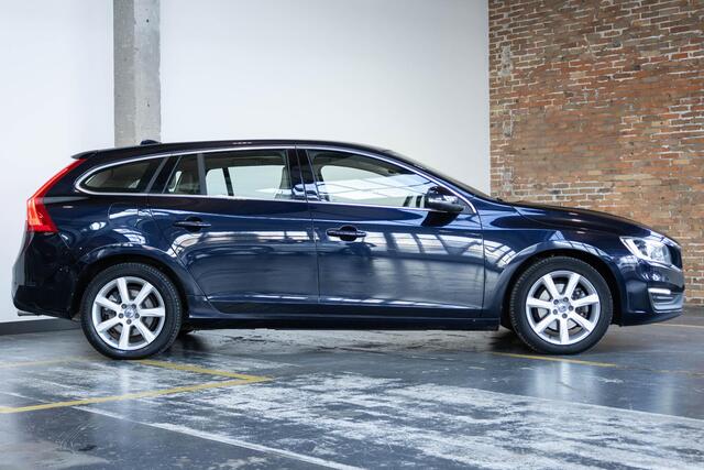 Volvo V60 T2 Automaat Nordic+ | Lederen bekleding | Afneembare trekhaak | 1e eigenaar | Parkeersensoren voor + achter | Parkeerverwarming | Dealeronderhouden | Volvo on Call |High Perfomance Audio