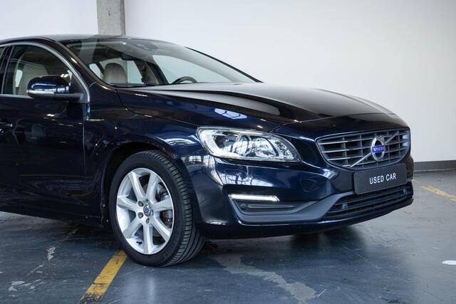 Volvo V60 T2 Automaat Nordic+ | Lederen bekleding | Afneembare trekhaak | 1e eigenaar | Parkeersensoren voor + achter | Parkeerverwarming | Dealeronderhouden | Volvo on Call |High Perfomance Audio