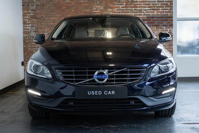 Volvo V60 T2 Automaat Nordic+ | Lederen bekleding | Afneembare trekhaak | 1e eigenaar | Parkeersensoren voor + achter | Parkeerverwarming | Dealeronderhouden | Volvo on Call |High Perfomance Audio