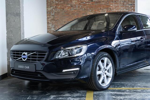 Volvo V60 T2 Automaat Nordic+ | Lederen bekleding | Afneembare trekhaak | 1e eigenaar | Parkeersensoren voor + achter | Parkeerverwarming | Dealeronderhouden | Volvo on Call |High Perfomance Audio