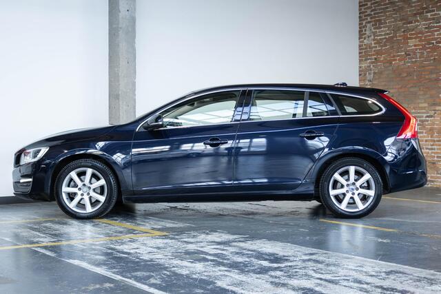 Volvo V60 T2 Automaat Nordic+ | Lederen bekleding | Afneembare trekhaak | 1e eigenaar | Parkeersensoren voor + achter | Parkeerverwarming | Dealeronderhouden | Volvo on Call |High Perfomance Audio