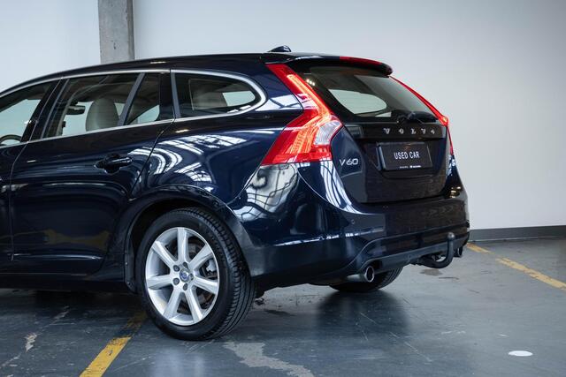 Volvo V60 T2 Automaat Nordic+ | Lederen bekleding | Afneembare trekhaak | 1e eigenaar | Parkeersensoren voor + achter | Parkeerverwarming | Dealeronderhouden | Volvo on Call |High Perfomance Audio
