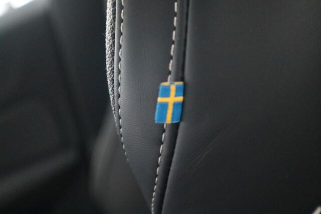 Volvo V60 2.0 T6 Plug-in hybrid AWD Plus Dark | Schuif-/ kanteldak| Keyless Entry| Stoelverwarming voor + achter| Stuurwielverwarming| 19'' Lichtmetalen velgen|