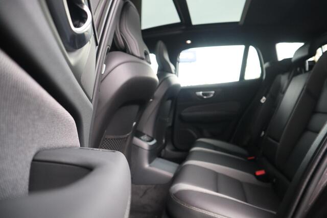 Volvo V60 2.0 T6 Plug-in hybrid AWD Plus Dark | Schuif-/ kanteldak| Keyless Entry| Stoelverwarming voor + achter| Stuurwielverwarming| 19'' Lichtmetalen velgen|