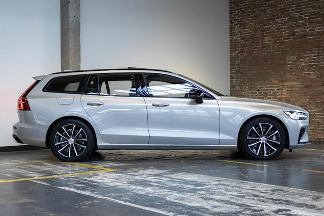 Volvo V60 T6 Plug-in hybrid AWD Plus Dark | Verwarmbare Voorstoelen (met geheugen), Stuurwiel en Achterbank | Semi-Elektrische Trekhaak | Verwarmbare Voorruit | Premium Audio by Harman Kardon | 360-Camera