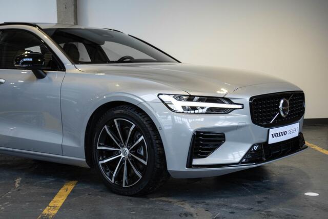 Volvo V60 T6 Plug-in hybrid AWD Plus Dark | Verwarmbare Voorstoelen (met geheugen), Stuurwiel en Achterbank | Semi-Elektrische Trekhaak | Verwarmbare Voorruit | Premium Audio by Harman Kardon | 360-Camera