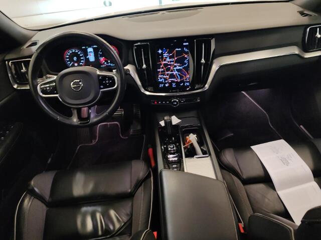 Volvo V60 2.0 B4 R-Design | Adaptieve Cruise Control | Trekhaak | 19" Velgen | Parkeercamera | Stoel-/Stuur-/Voorruitverwarming | Apple CarPlay & Android Auto | Dodehoek Detectie |