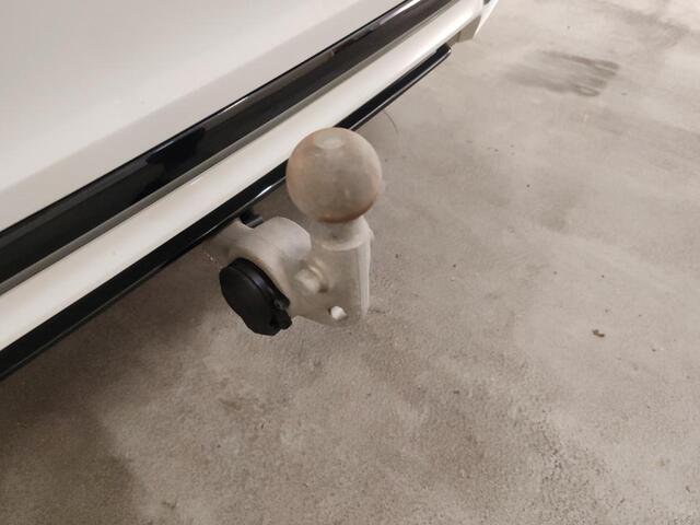 Volvo V60 2.0 B4 R-Design | Adaptieve Cruise Control | Trekhaak | 19" Velgen | Parkeercamera | Stoel-/Stuur-/Voorruitverwarming | Apple CarPlay & Android Auto | Dodehoek Detectie |