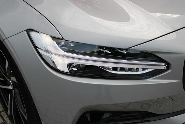 Volvo V90 B5 250PK ULTIMATE DARK MILD HYBRID | PANORAMISCH SCHUIF/KANTEL DAK | HARMAN KARDON AUDIO | FULL-LED ACTIVE HIGH BEAM KOPLAMPEN | LED MISTLAMPEN VOOR | ELEKTRISCH BEDIENBARE VOORSTOELEN MET GEHEUGENFUNCTIE | SPORTSTOELEN MET NAPPA LEER | KRISTALLEN POOKKNO