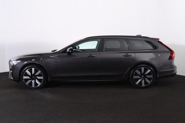 Volvo V90 T6 Recharge AWD Plus Dark - LONG RANGE - IntelliSafe Assist & Surround - 360º Camera - Harman/Kardon audio - Adaptieve LED koplampen - Verwarmde voorstoelen, stuur & achterbank - Parkeersensoren voor & achter - Elektr. bedienb. voorstoelen met geheugen - 