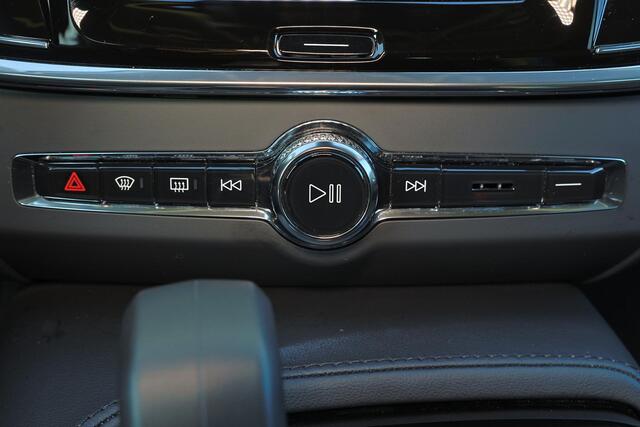 Volvo V90 T6 Recharge AWD Plus Dark - IntelliSafe Assist & Surround - 360º Camera - Harman/Kardon audio - Adaptieve LED koplampen - Verwarmde voorstoelen, stuur & achterbank - Parkeersensoren voor & achter - Elektr. bedienb. voorstoelen met geheugen - Extra getint 