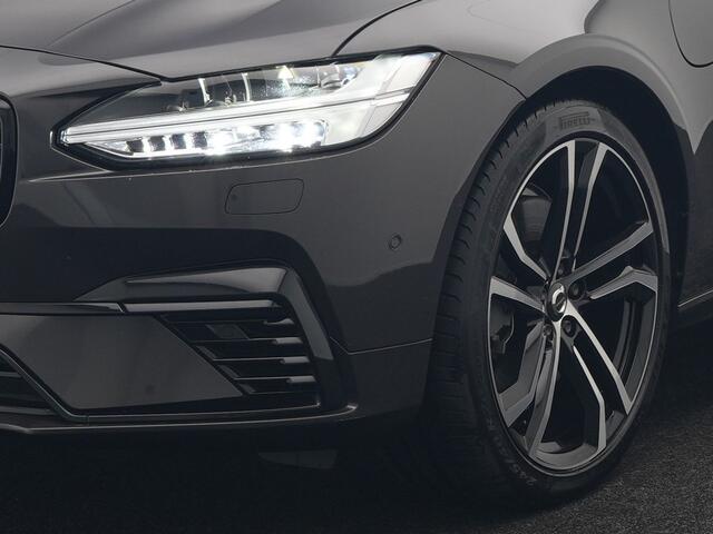 Volvo V90 T8 AWD Ultimate Dark Plug In Hybrid 455pk Dealer O.H. PHEV | Panodak | Adaptive Cruise | Head Up | 360 Camera | Lederen Sportstoelen Ventilatie & Memory | Harman & Kardon | Google Assistent | Apple Carplay | Stoelen & Stuur Verwarmd | Blis |