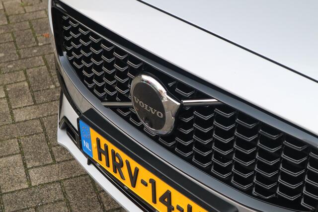 Volvo V90 2.0 T8 Plug-in hybrid AWD Ultra Dark | Head-up Display| Gelaagde zijruiten| 360* Camera| Semi-elektrisch inklapbare trekhaak|