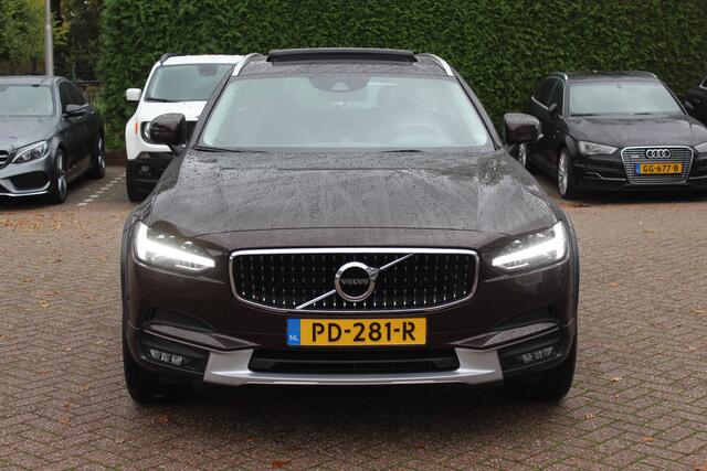 Volvo V90 Cross Country 2.0 D5 Pro / Trekhaak / Panoramadak / Camera / Head-up / Bowers en Wilkens / Luchtvering / 20'' / Keyless / Standverwarming / Stuurverwarming / Dodehoek / Stoelverwarming / ACC