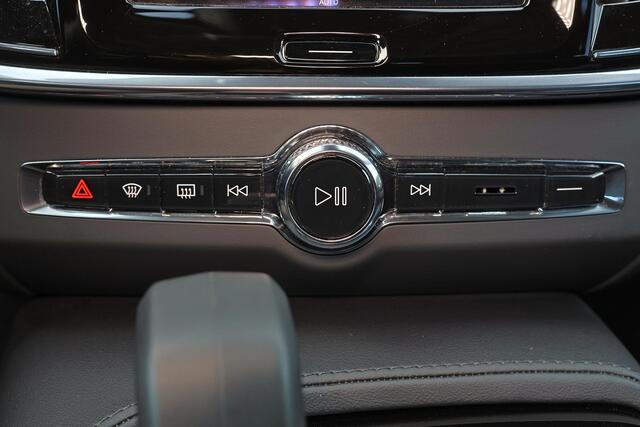 Volvo V90 T6 Recharge AWD Plus Dark - IntelliSafe Assist & Surround - 360º Camera - Harman/Kardon audio - Adaptieve LED koplampen - Verwarmde voorstoelen, stuur & achterbank - Parkeersensoren voor & achter - Elektr. bedienb. voorstoelen met geheugen - Extra getint 