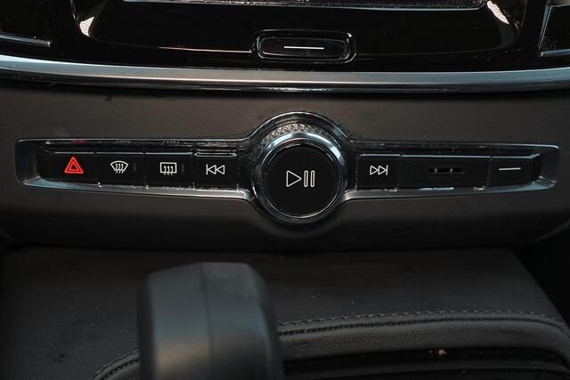 Volvo V90 T6 Recharge AWD Plus Bright - Panorama/schuifdak - IntelliSafe Assist & Surround - 360º Camera - Harman/Kardon audio - Adaptieve LED koplampen - Verwarmde voorstoelen, stuur & achterbank - Parkeersensoren voor & achter - Elektr. bedienb. voorstoelen met g