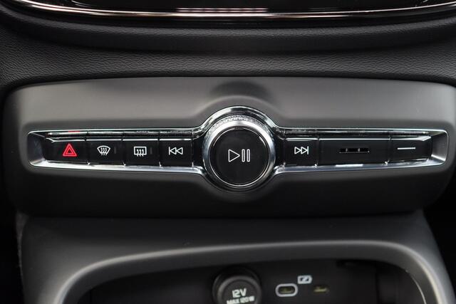 Volvo XC40 B4 Plus Dark - IntelliSafe Assist & Surround - Harman/Kardon audio - Parkeercamera achter - Verwarmde voorstoelen & stuur - Parkeersensoren voor & achter - Elektr. bedienb. voorstoelen met geheugen links - Draadloze tel. lader - 20' LMV