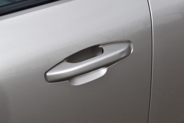 Volvo XC40 Twin 408PK AWD Plus 82 kWh | Trekhaak | ACC | Elektr. stoel | Camera | Stuurverwarming | 19"LMV