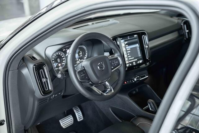 Volvo XC40 T5 Recharge R-Design | Panoramadak | 360° Parkeercamera | Parkeersensoren voor + achter | Harman kardon premium audio | Stoelverwarming | Electrische bedienbare voorstoelen | LED koplampen | Navigatie |