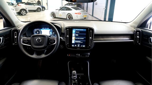 Volvo XC40 1.5 T4 Plug-in Hybrid 155kW/211pk DCT7 Ultimate FACELIFT! PANORAMADAK + HARMAN/KARDON + ADAPT.CRUISE + PILOT ASSIST + NAVI SENSUS + BLIS + LANE ASSIST + EL.STOELEN + STOEL-&STUURVERWARMING + CAMERA + KEYLESS + PARKSENSOREN V&A + 19" LM-VELGEN!!