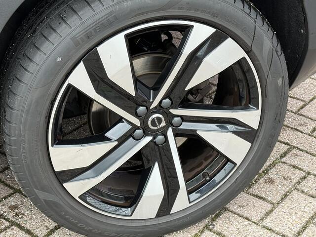 Volvo XC40 2.0 B4 AWD Ultimate Dark | Nieuw Binnen | Facelift | Leder | Memory | Panorama-schuifdak | 360° Camera | Harman/Kardon | Keyless Entry | Stuur + Stoel verwarming |