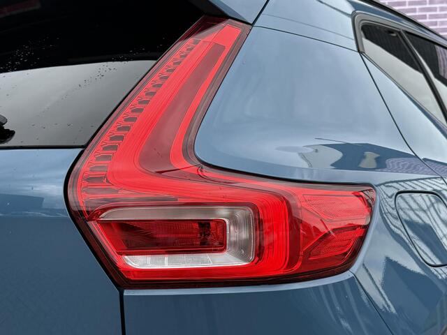 Volvo XC40 2.0 B4 AWD Ultimate Dark | Nieuw Binnen | Facelift | Leder | Memory | Panorama-schuifdak | 360° Camera | Harman/Kardon | Keyless Entry | Stuur + Stoel verwarming |