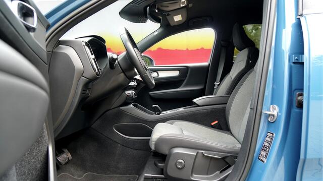 Volvo XC40 1.5 T4 Plug-in Hybrid 155kW/211pk DCT7 Inscription Exp. FACELIFT! CLIMA + ADAPT.CRUISE + BLIS + NAVI SENSUS + LANE ASSIST + SPORTSTOELEN + KEYLESS ENTRY&GO + EL.ACHTERKLEP + CAMERA + PD-GLASS + PARKSENSOREN V&A + 18" LM-VELGEN!!