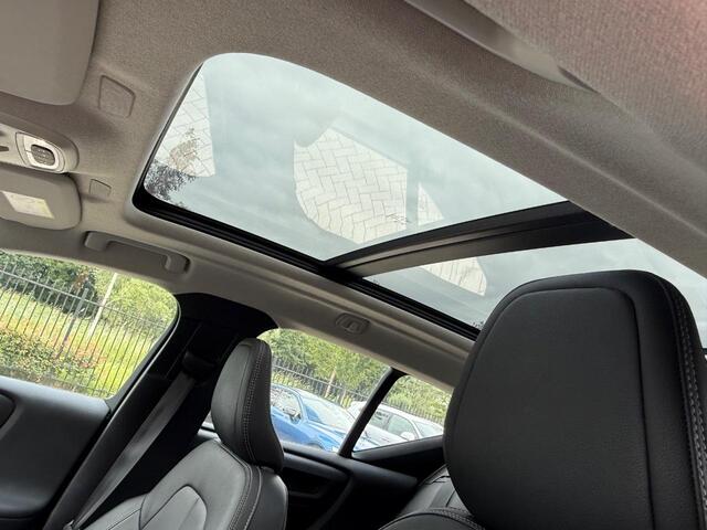 Volvo XC40 1.5 T2 Business Pro | Adaptieve Cruise Control | Panoramadak | Lederen Bekleding | Climate Pack | Parkeer Pakket |