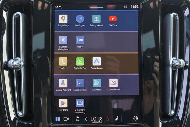 Volvo XC40 Extended Range Plus 82 kWh - IntelliSafe Assist & Surround - Parkeercamera achter - Verwarmde voorstoelen & stuur - Parkeersensoren voor & achter - Draadloze tel. lader - Warmtepomp - Elektr. inklapbare trekhaak - 19' LMV