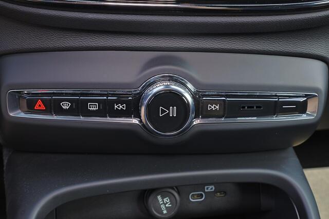 Volvo XC40 Extended Range Plus 82 kWh - IntelliSafe Assist & Surround - Parkeercamera achter - Verwarmde voorstoelen & stuur - Parkeersensoren voor & achter - Draadloze tel. lader - Warmtepomp - Elektr. inklapbare trekhaak - 19' LMV