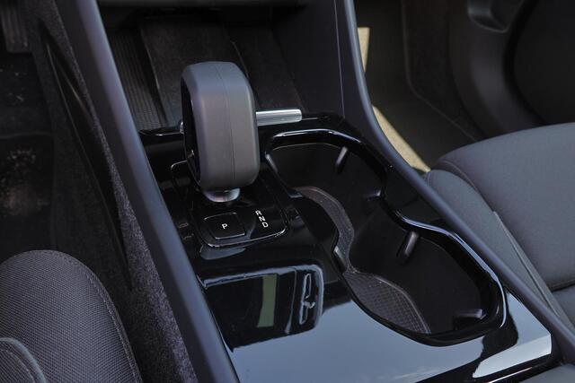 Volvo XC40 Extended Range Plus 82 kWh - IntelliSafe Assist & Surround - Parkeercamera achter - Verwarmde voorstoelen & stuur - Parkeersensoren voor & achter - Draadloze tel. lader - Warmtepomp - Elektr. inklapbare trekhaak - 19' LMV