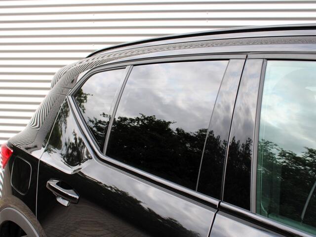 Volvo XC40 2.0 B4 Plus Black Edition Automaat / Panoramadak / Microtech Nubuck bekleding / Privacy Glass / Harman Kardon