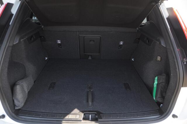 Volvo XC40 B4 211PK Automaat Plus Dark / Adaptive cruise control / Elektrische stoelen / Harman Kardon audio / Pilot assist / BLIS / Stoel en stuur verwarming / Elektrische achterklep / Parkeersensoren met camera / Google infotainment