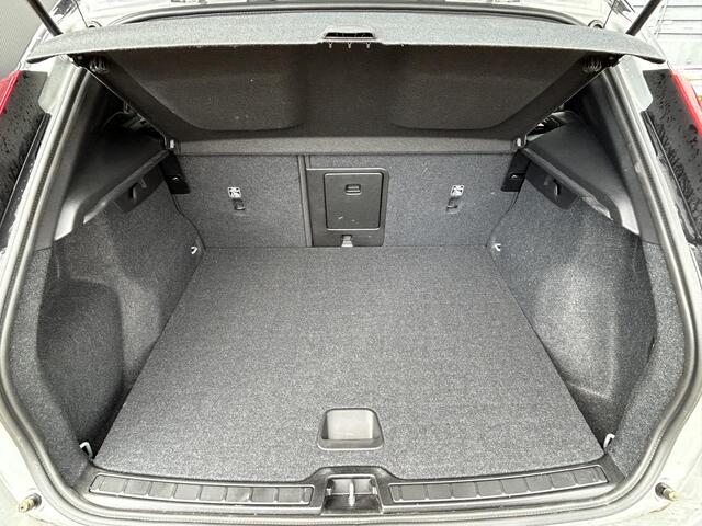 Volvo XC40 Single Motor Extened Range Core 82 kWh Zwart dak / Extra getint glas / All season banden