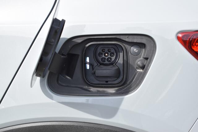 Volvo XC40 Single Motor Extended Range Plus 82 kWh ACC | Pilot Assist | Stoel Stuur verwarming | Trekhaak | Key Less | 19 inch