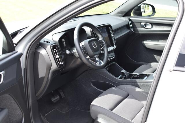 Volvo XC40 Single Motor Extended Range Plus 82 kWh ACC | Pilot Assist | Stoel Stuur verwarming | Trekhaak | Key Less | 19 inch