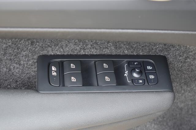 Volvo XC40 Single Motor Extended Range Plus 82 kWh ACC | Pilot Assist | Stoel Stuur verwarming | Trekhaak | Key Less | 19 inch