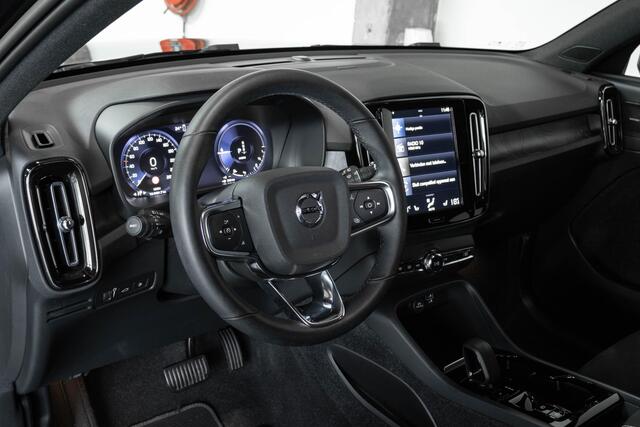 Volvo XC40 T5 Recharge Inscription | Harman Kardon Premium Audio | Panoramadak | 4-seizoenen banden | 360° parkeercamera | Stoeverwarming | BLIS | Adaptive Cruise Control | Parkeersensoren voor + achter | Navigatie