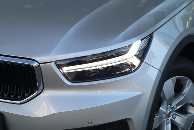 Volvo XC40 T4 Momentum | Keyless Entry| Elektrisch bedienbare achterklep| Parkeersensoren voor + achter met achteruitrijcamera| Semi- elektrisch inklapbare trekhaak| Verwarmbare voorstoelen| DAB+|