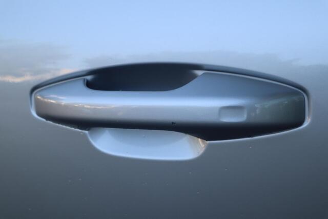 Volvo XC40 T4 Momentum | Keyless Entry| Elektrisch bedienbare achterklep| Parkeersensoren voor + achter met achteruitrijcamera| Semi- elektrisch inklapbare trekhaak| Verwarmbare voorstoelen| DAB+|