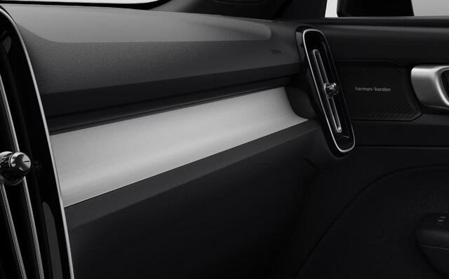 Volvo XC40 B4 211PK Automaat Plus Dark / Extra getint glas / Microtech/Nubuck / Camera achter