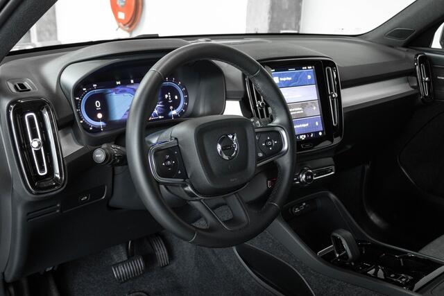 Volvo XC40 2.0 B4 Plus Dark | Verwarmde Voorstoelen+Stuurwiel | Verwarmde voorruit | Semi-Elektrische Trekhaak | Harman Kardon Premium Audio | Apple Carplay / Android Auto
