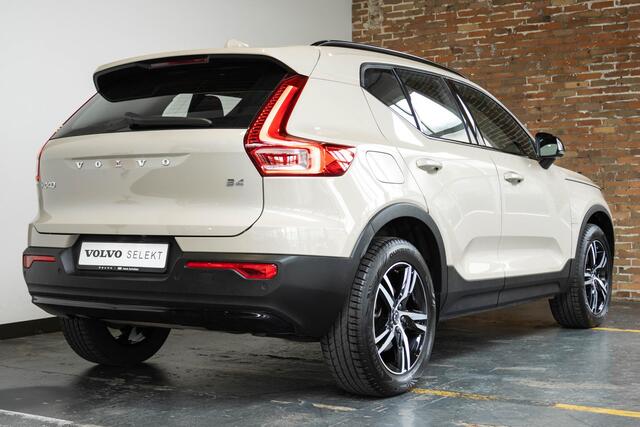 Volvo XC40 2.0 B4 Plus Dark | Verwarmde Voorstoelen+Stuurwiel | Verwarmde voorruit | Semi-Elektrische Trekhaak | Harman Kardon Premium Audio | Apple Carplay / Android Auto