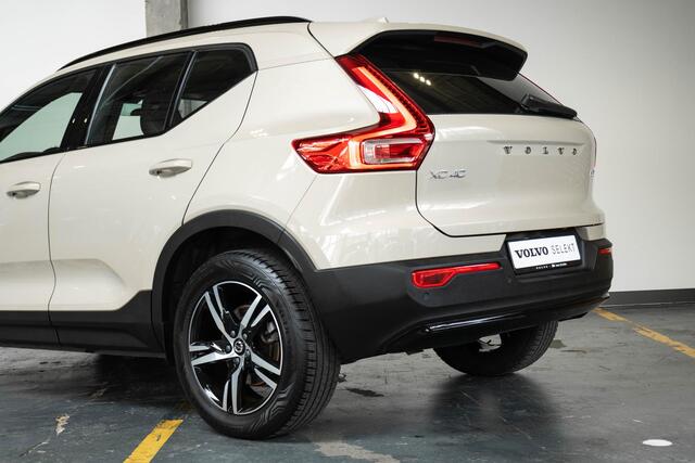 Volvo XC40 2.0 B4 Plus Dark | Verwarmde Voorstoelen+Stuurwiel | Verwarmde voorruit | Semi-Elektrische Trekhaak | Harman Kardon Premium Audio | Apple Carplay / Android Auto